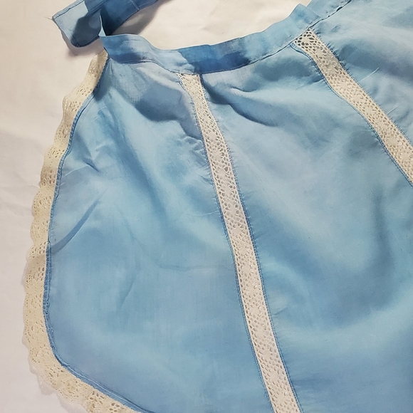 Blue Vintage Feminine Apron with White Lace Edging - Picture 7 of 8